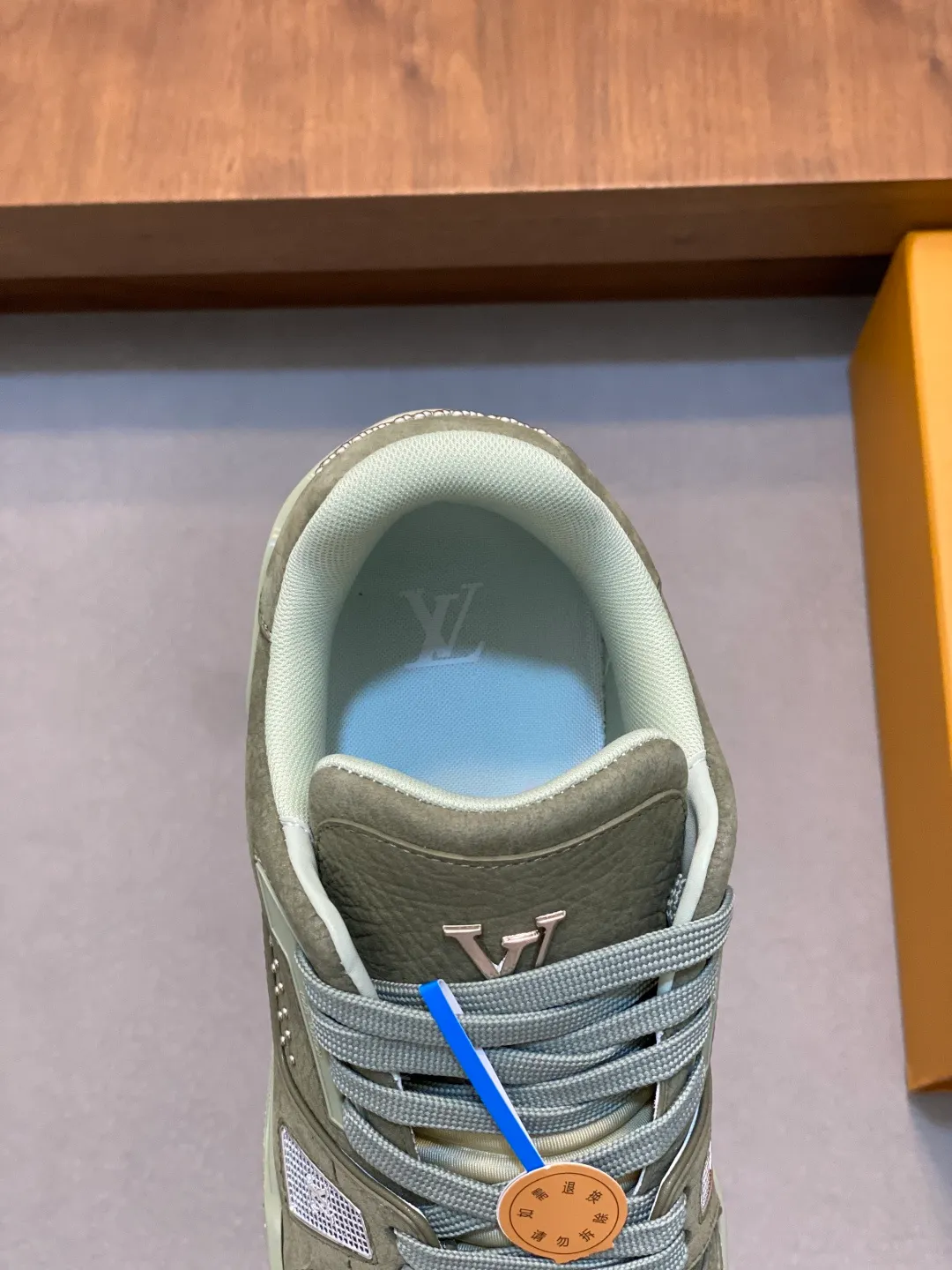 Men's men's shoes 💰820 Lujia New Color Men's 🧍‍♂️trainer sneakers, this LV Trainer sneaker is made of soft grained calfskin, showing pure tones, the #54 logo on the back traces the brand's birth in 1854, the designer's handwritten brand logo embellishes one side, designed by Virgil Abloh himself, a very commemorative sneaker, the new LV Louis Vuitton louis vuitton trainer sneaker low casual sports culture versatile basketball sneakers Size: 35-46 (customized for women 40, men 46)